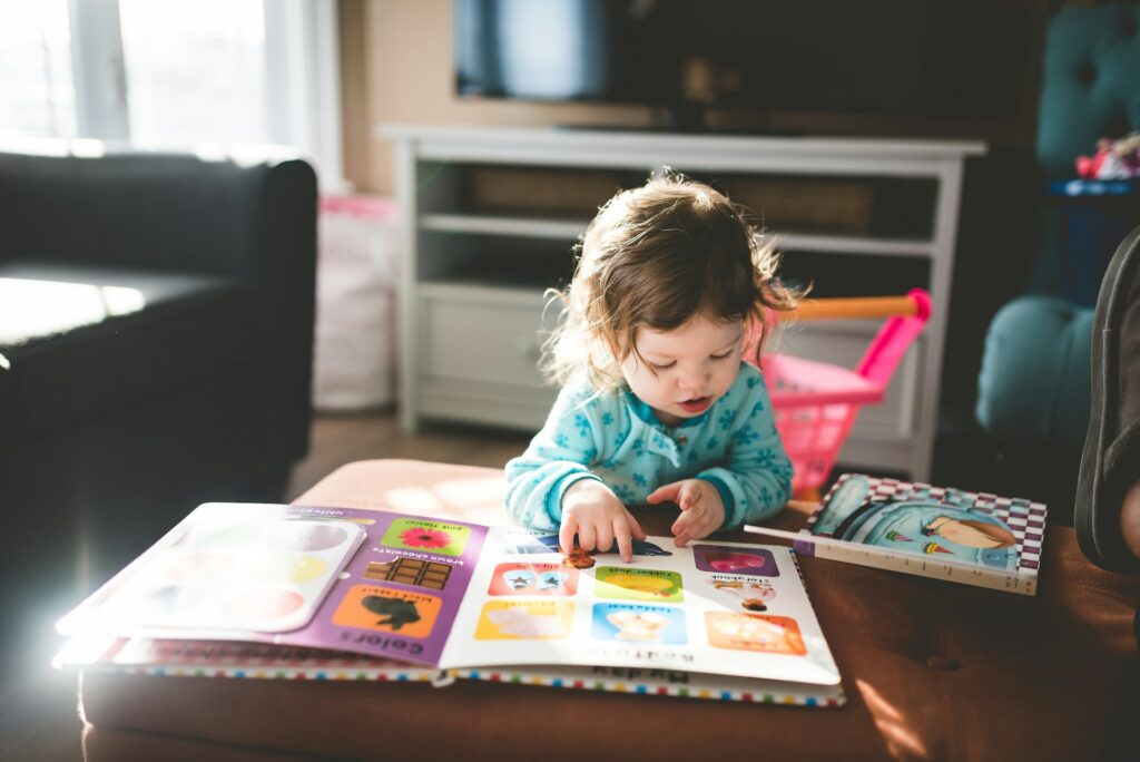 enfant fait de la lecture