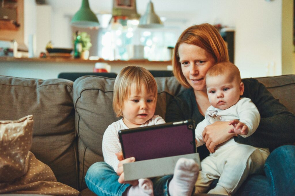 Bébé qui regarde l'écran