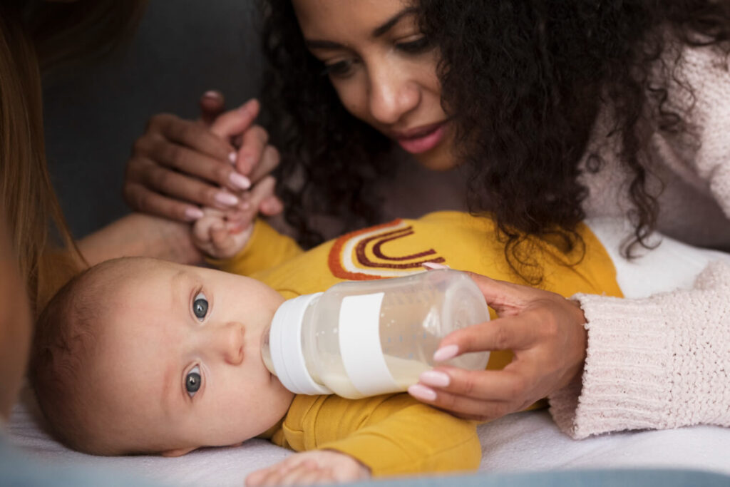 maman qui donne le biberon à bébé