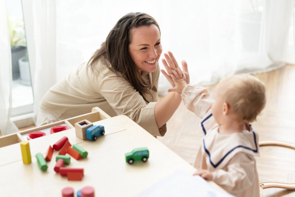 assistante maternelle avec un enfant