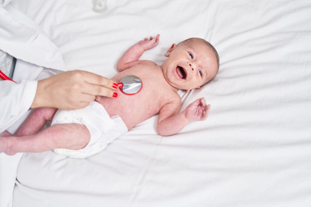 médecin qui ausculte un bébé