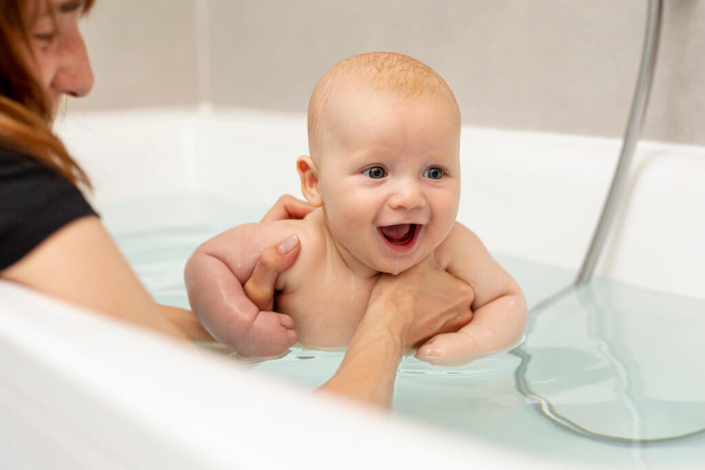 bébé dans le bain avec sa maman