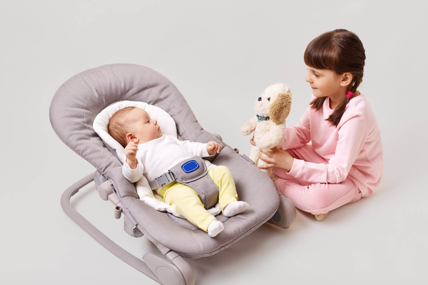 bébé dans sa balancelle avec sa soeur