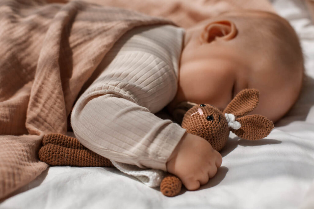 bébé dans sa couverture