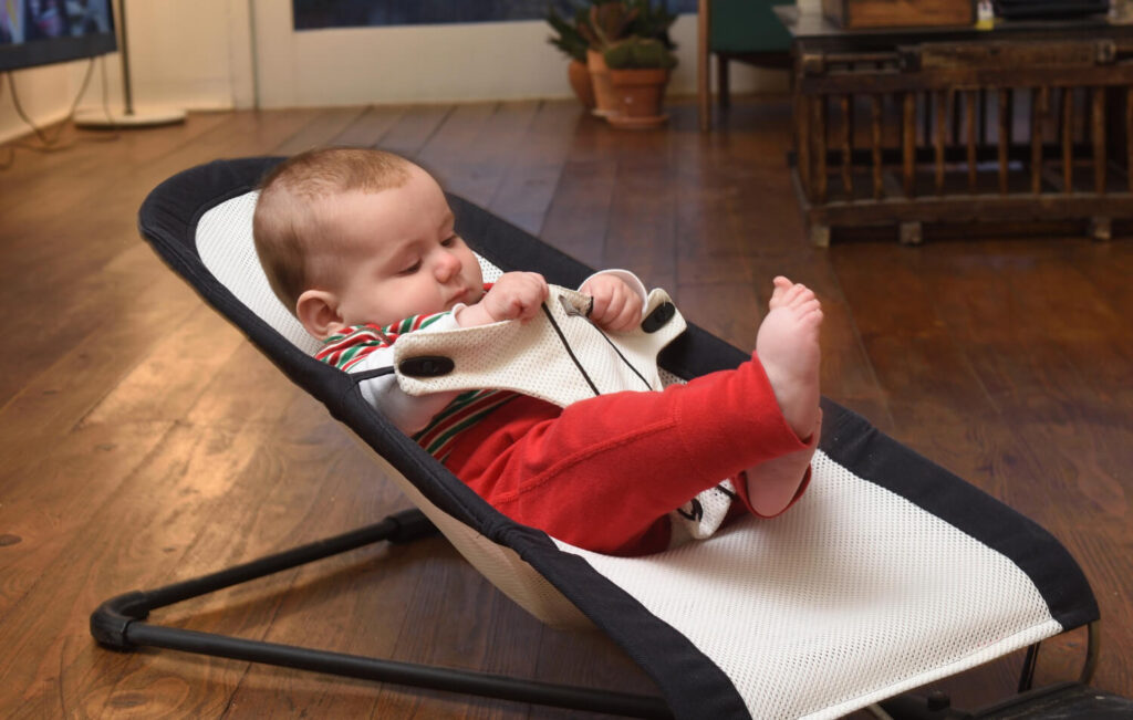 bébé dans son transat