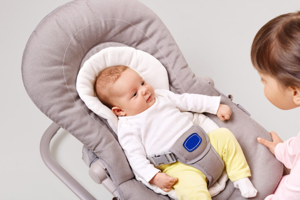 bébé dans un transat avec sa soeur