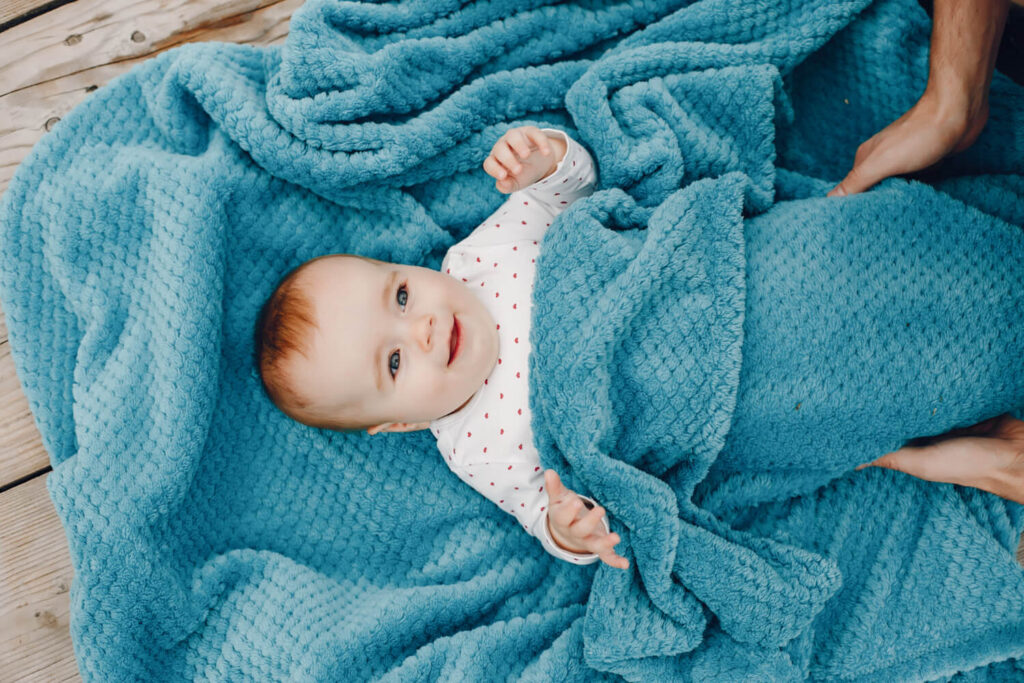 bébé dans une couverture bleue