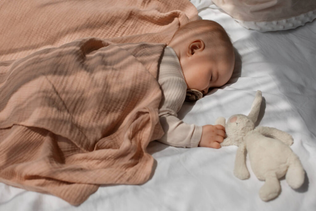 bébé dort sous sa couverture