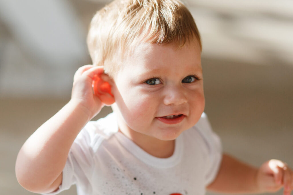 bébé qui a du mal à entendre