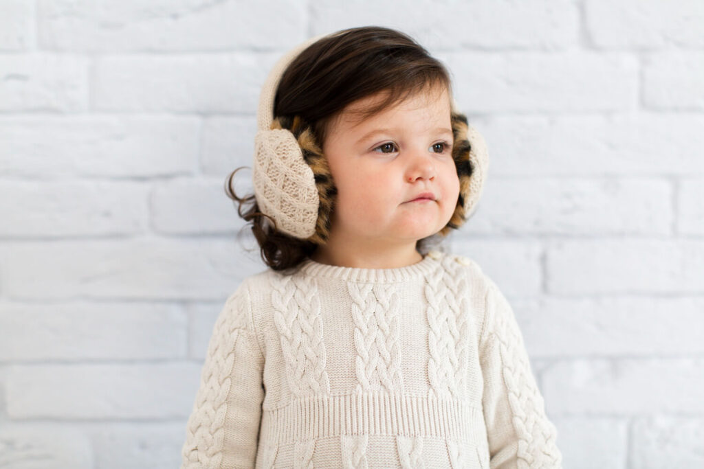 bébé qui porte un casque anti bruit