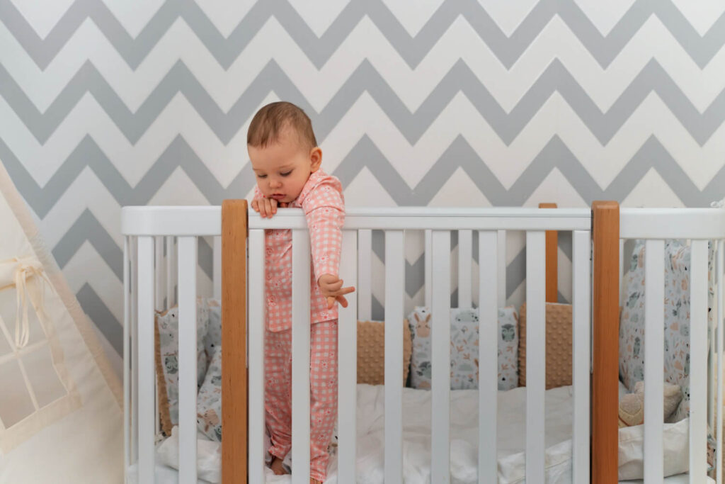 bébé qui tente de sortir du parc bébé