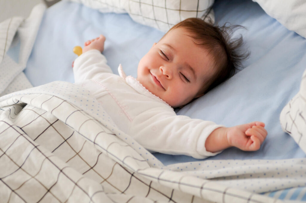 bébé sous sa couverture