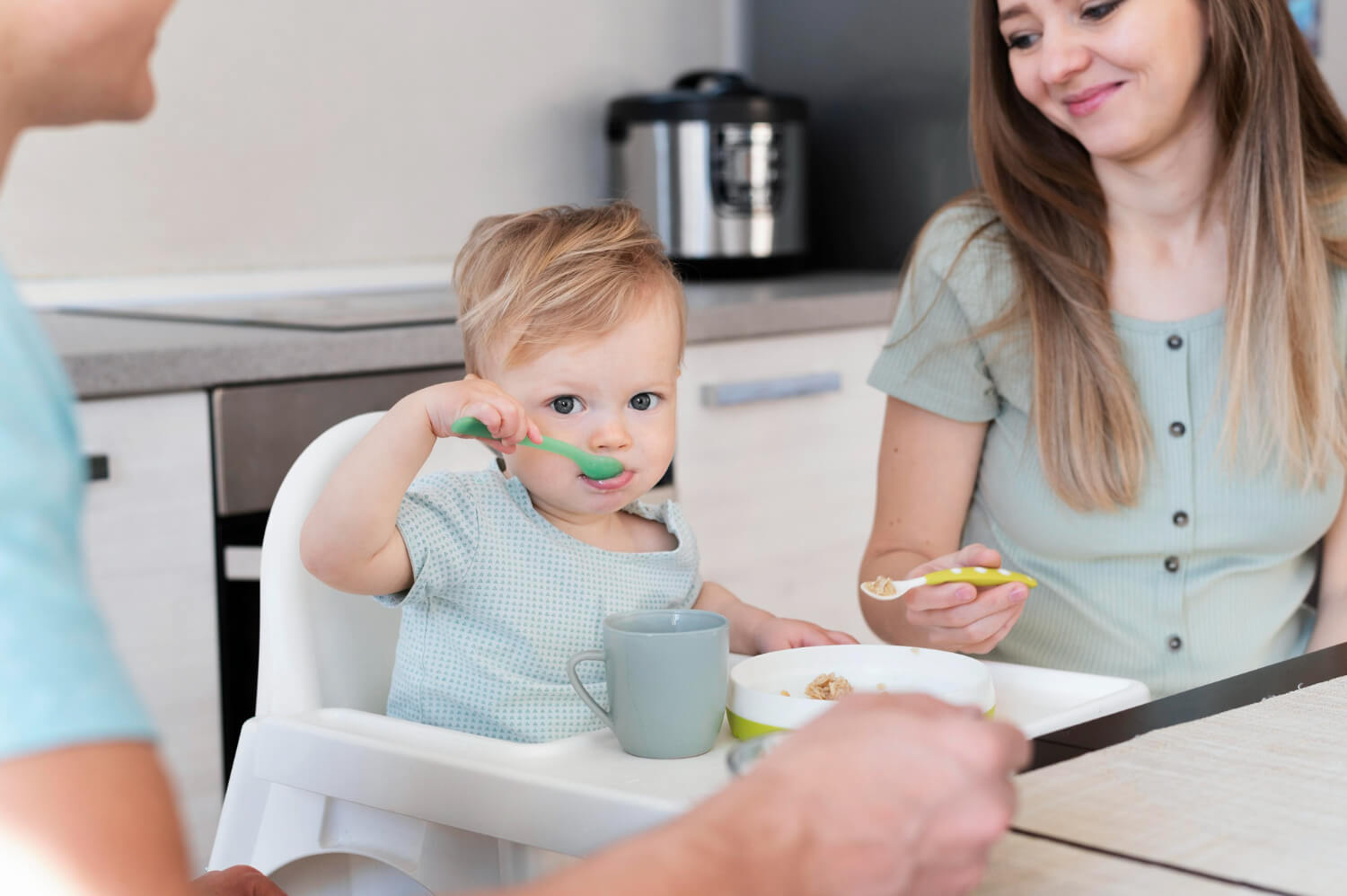 bébé sur chaine haute avec ses parents