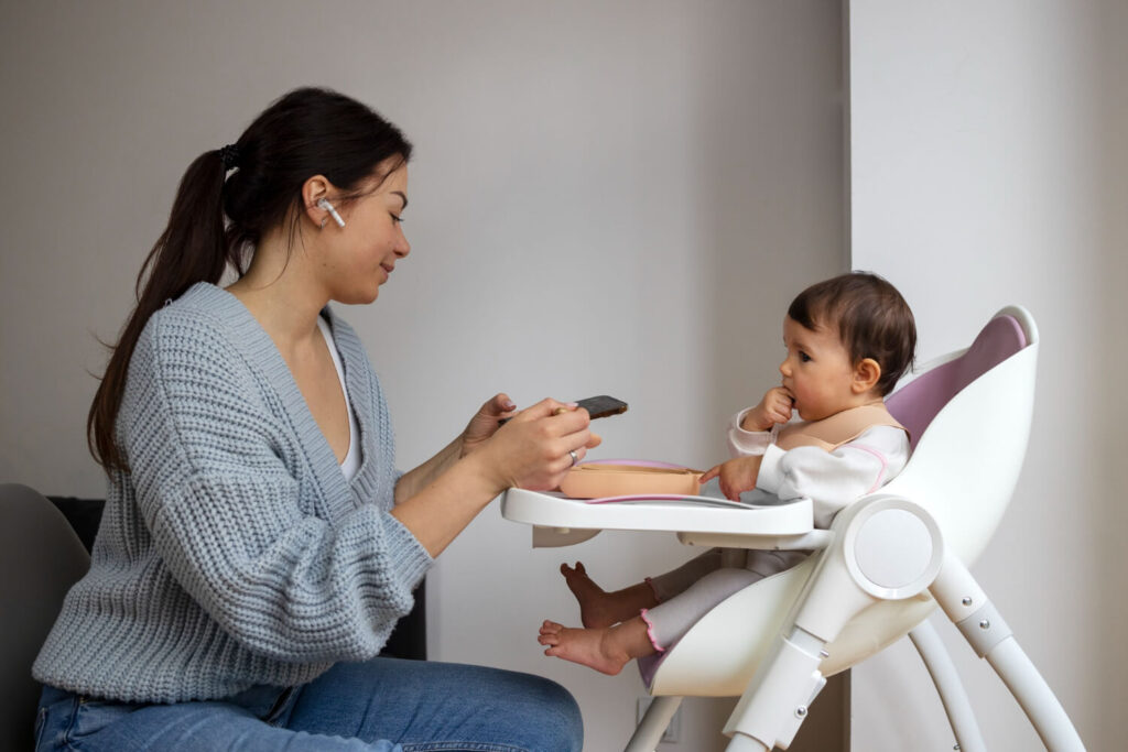bébé sur une chaise haute