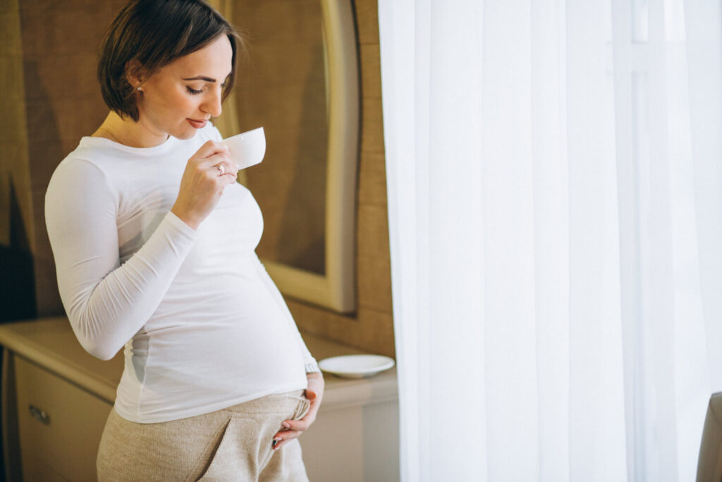 femme enceinte et boit une tisane