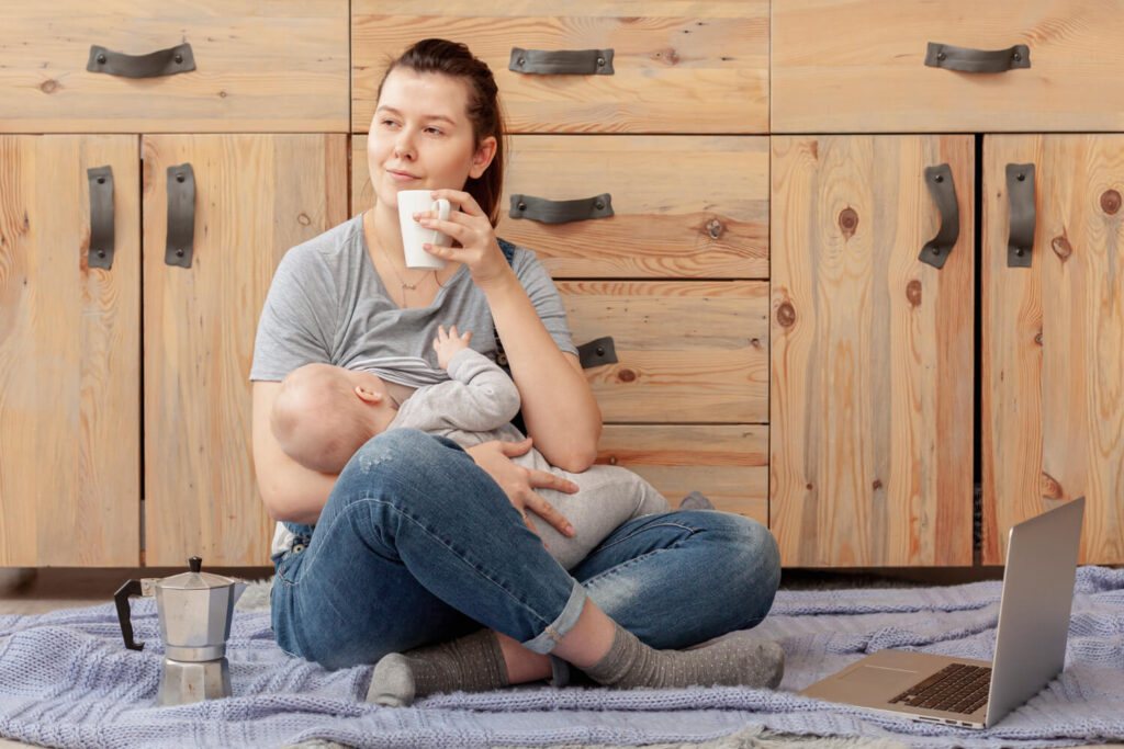 femme qui allaite et boit une tisane