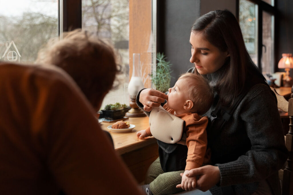 maman donne à manger à son bébé