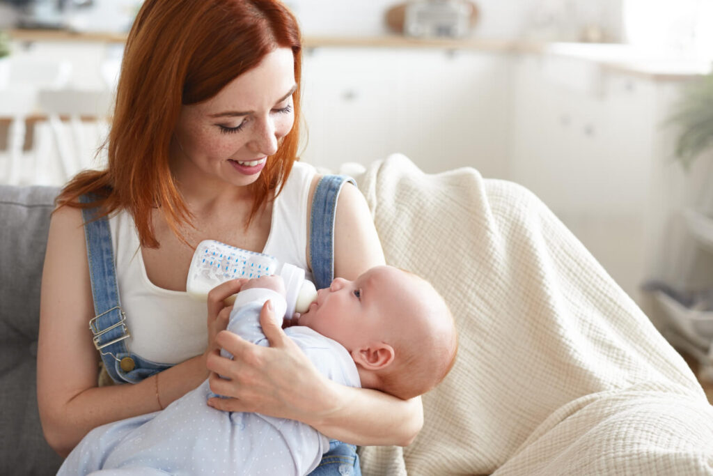 maman donne le biberon à son bébé