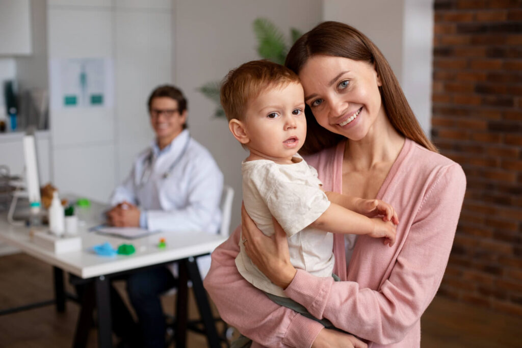 maman portant un bébé chez le médecin