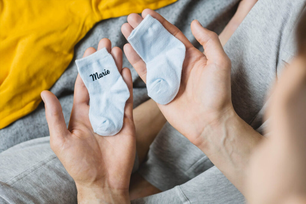 maman tenant une chaussette personnalisée