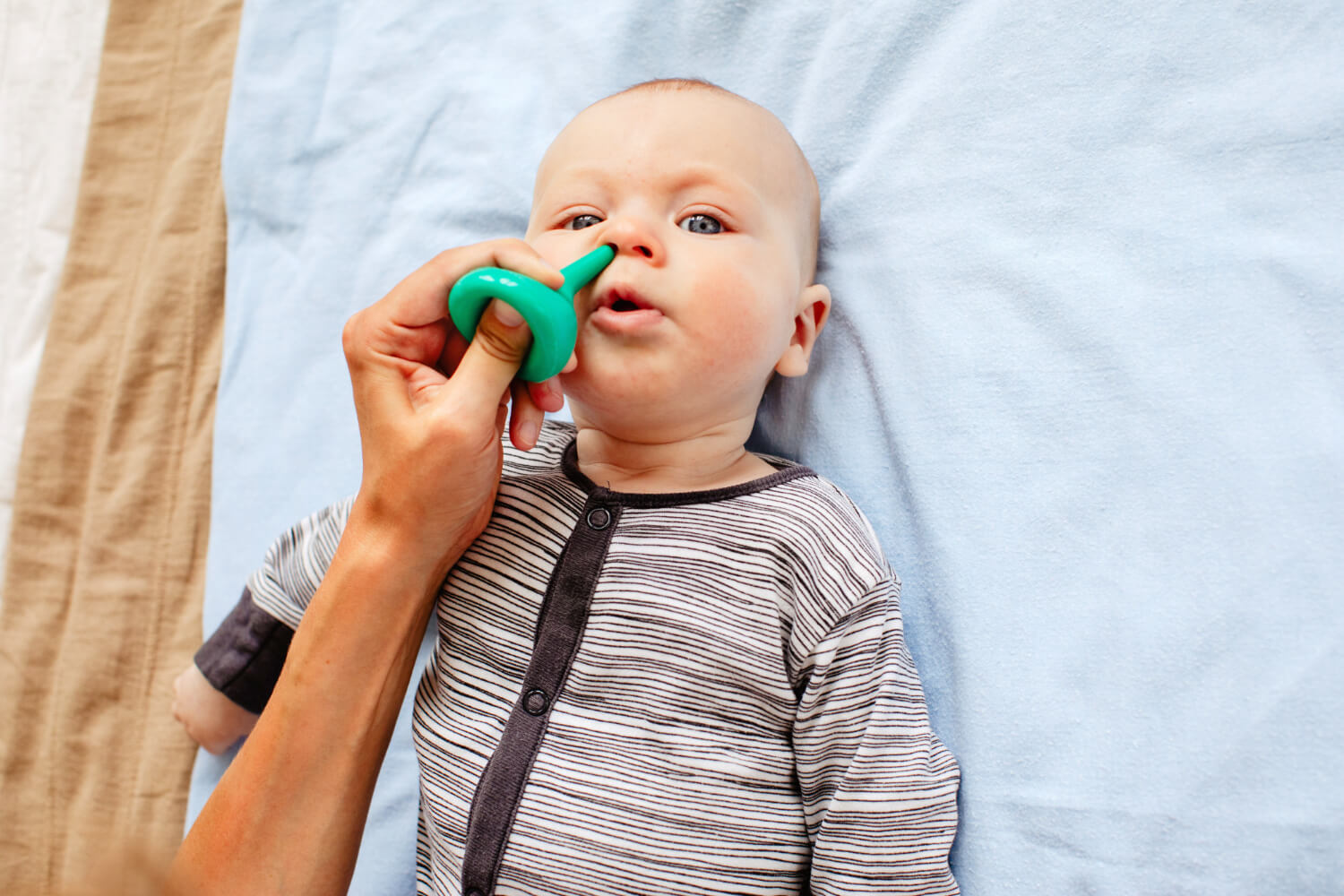 maman utilisant un mouche bébé sur son bébé