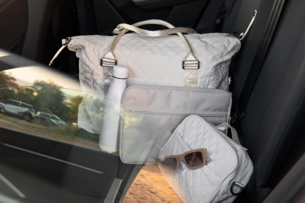 sac à langer posé à l'arrière d'une voiture