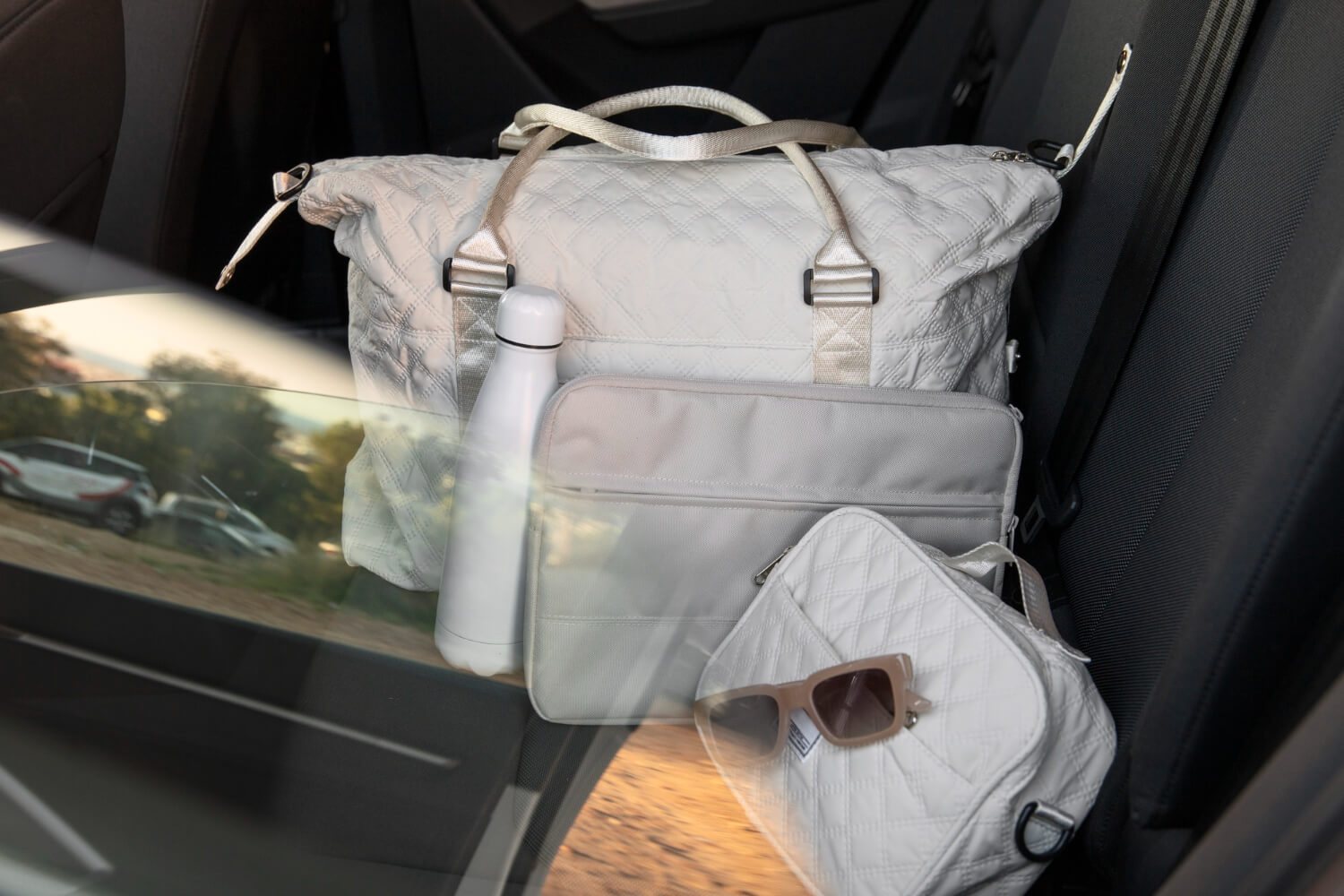 sac à langer posé à l'arrière d'une voiture