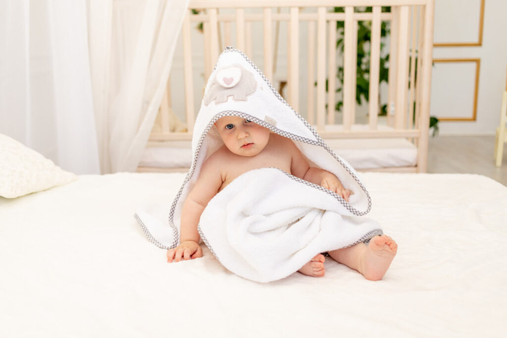 bébé dans sa cape de bain