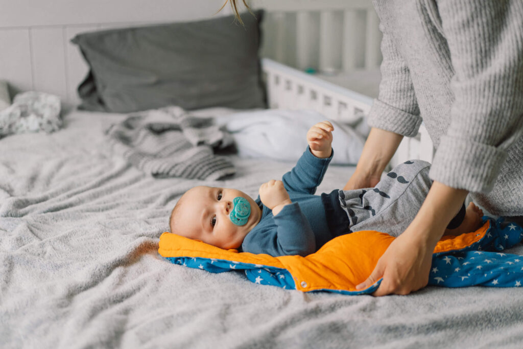 bébé dans un nid d'ange