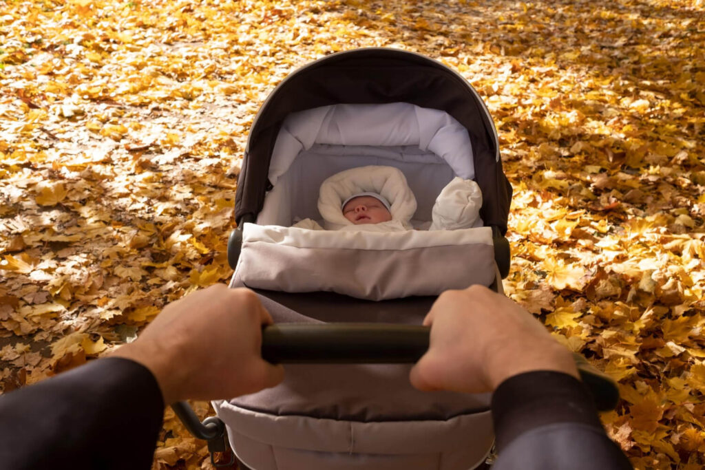 bébé qui dort dans sa chancelière