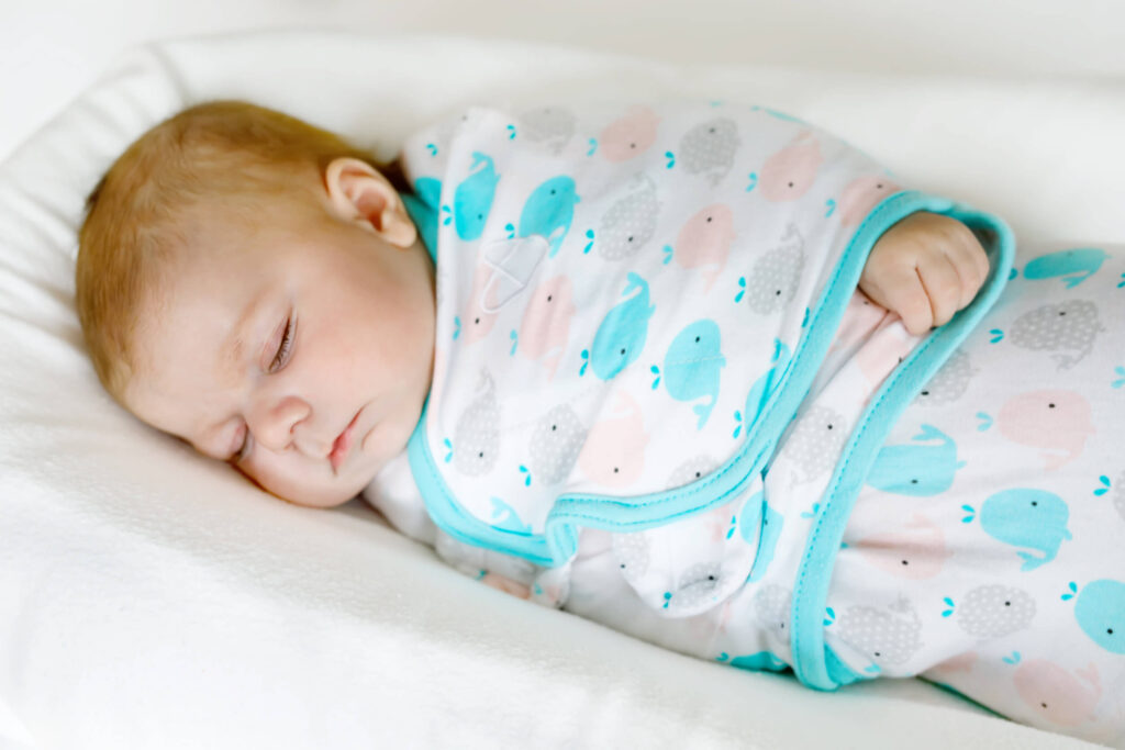bébé qui dort dans son nid d'ange