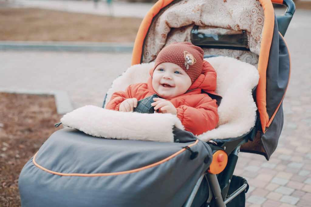 bébé souriant dans sa chancelière