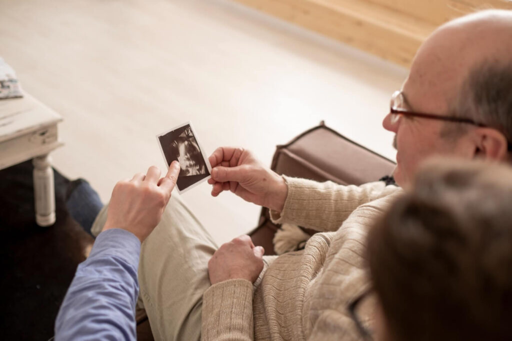 homme annonce la grossesse à ses grand parents