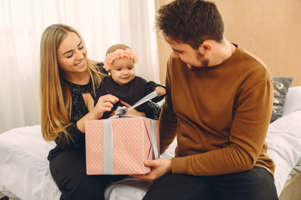 jeunes parents déballent un coffret cadeau