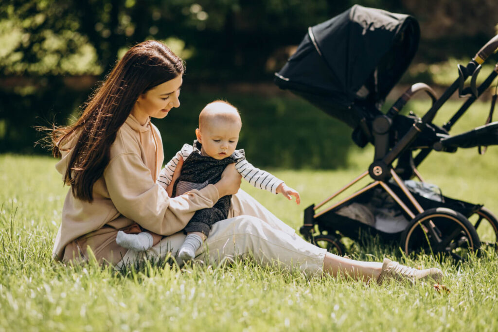 maman avec sa poussette porte son bébé