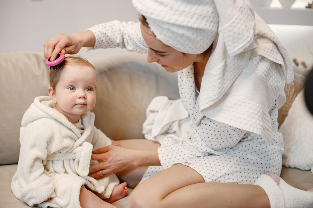 maman qui brosse les cheveux de sa fille