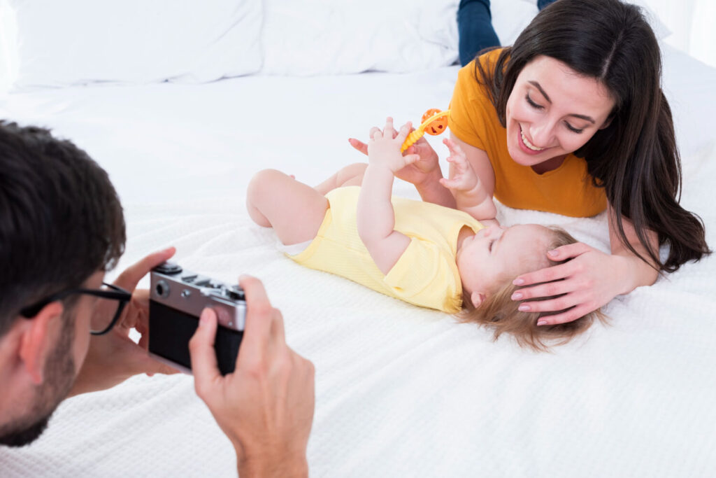 papa prend une photo de son bébé