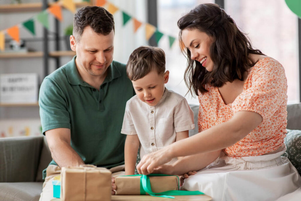parents déballent un coffret cadeau