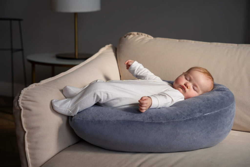 bébé équipé d'un coussin anti chute