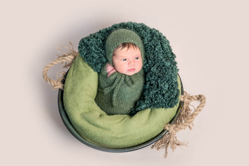 bébé qui porte un costume brocoli
