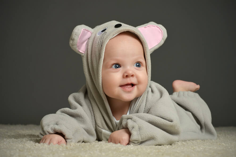 bébé qui porte un costume de souris