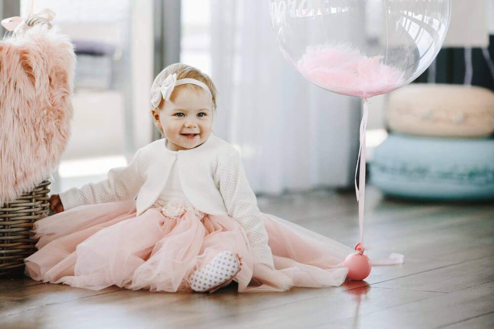bébé qui porte une robe de baptême