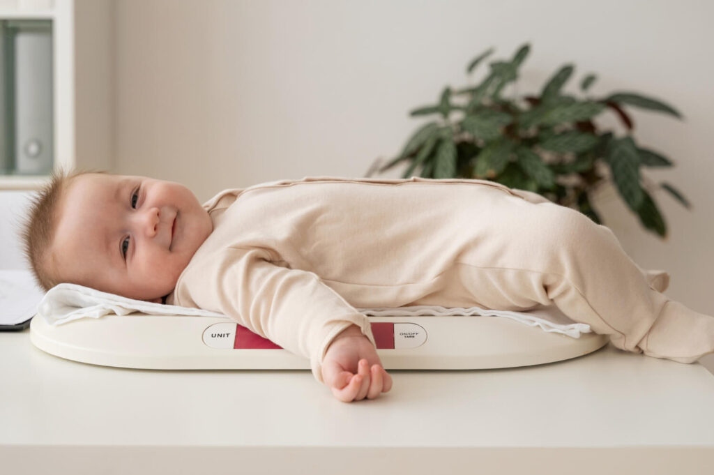 bébé souriant équipé d'un coussin anti chute