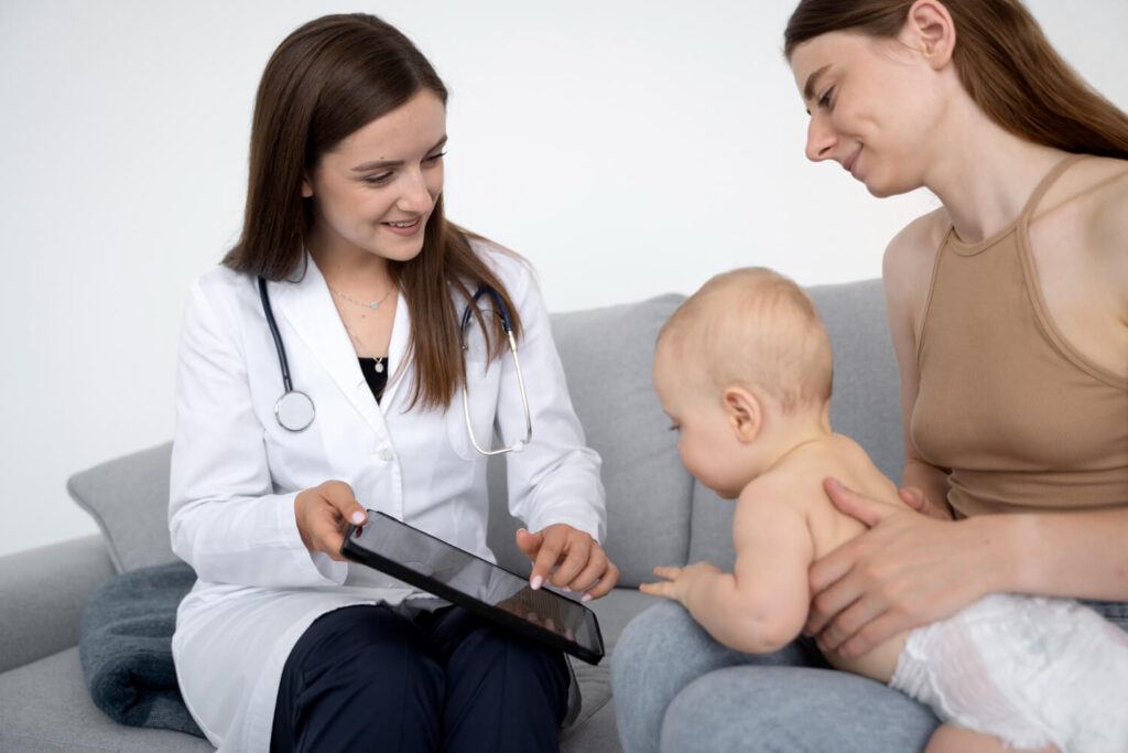 maman - docteur parlant de kinésiologie pour le sommeil de bébé