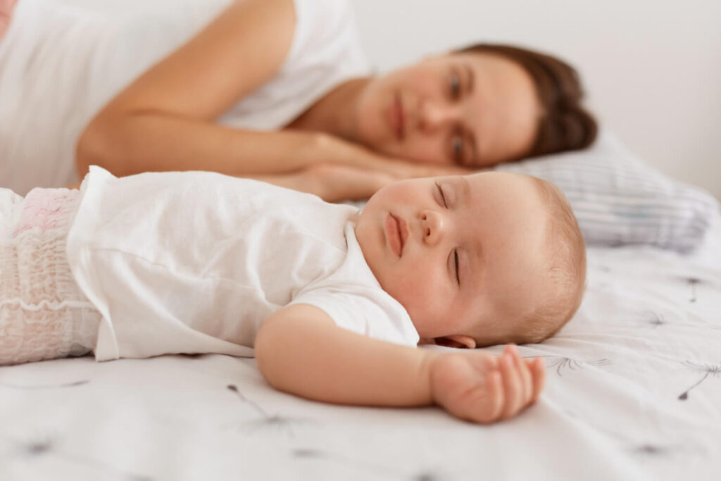 maman qui applique sa formation de sommeil bébé