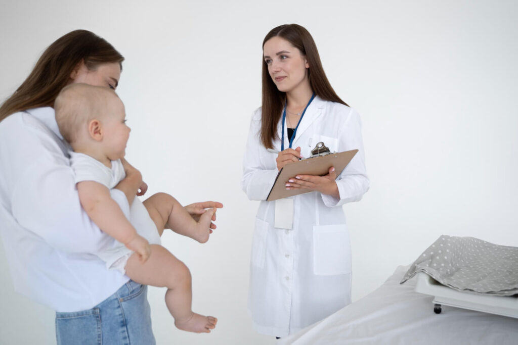 maman qui parle au docteur de kinésiologie